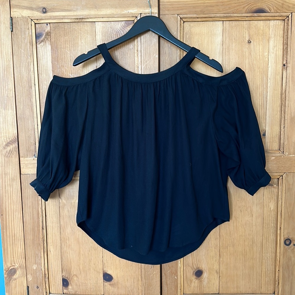 Ella Moss black float top